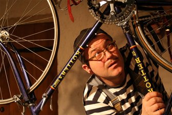 „Tarte d’Ort Augustusburg“ im Schlosstheater Augustusburg: Action, Spannung und Humor - Andreas Unglaub in dem Einpersonenstück „Das Geheimnis des Fahrradhändlers“, ein Schauspiel nach der Geschichte von J. J. Sempé.