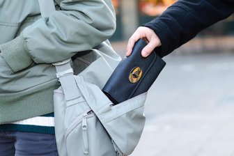 Taschendiebe in Burgstädt und Penig: Polizei warnt nach Diebstählen in Märkten - Die Polizei rät, Wertgegenstände stets körpernah bei sich zu tragen.