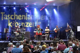 Taschenlampenkonzert im Schloss Freudenstein in Freiberg: Kinder malen ihre Ideen in den Himmel - Im Schloss Freudenstein Freiberg spielt die Berliner Band Rumpelstil zum Taschenlampenkonzert auf.