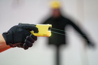 Taser, Videoüberwachung, Online-Durchsuchung und mehr: Was Innenminister Schuster für Sachsens Polizei plant - Können künftig alle Polizisten in Sachsen Taser einsetzen?