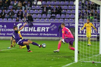 Tashchys Knoten platzt: Erzgebirge Aue besteht den Charaktertest - Ein Willenstor: mit dem langen, linken Bein spitzelt Tashchy den Ball am FCS-Keeper vorbei ins Netz.