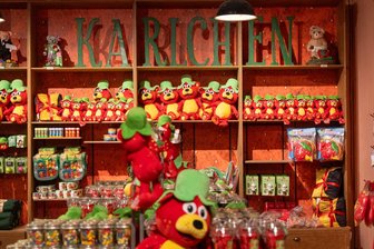 Tassen-Diebstahl in Döbeln, Rövershagen und Co.: Bei Karls Erlebnisdörfern fehlen zehntausende Kaffeetassen - Mitbringsel gibt es in den Erlebnisdörfern von Karls viele, auch in Döbeln sind die Regale gut gefüllt. Trotzdem nehmen viele die Kaffeetassen aus den Restaurants ohne Bezahlung mit nach Hause.