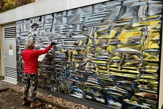 Tasso tobt sich an Tram-Trafostation in Zwickau aus: Warum das in Marienthal gut ankommt - Tasso in Aktion: In Marienthal gestaltet der Streetart-Künstler eine Trafostation der SVZ.