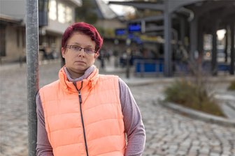 Tatort Annaberger Busbahnhof: Taxifahrerin wird nächtliche Extratour beinahe zum Verhängnis - Jana Zimmermann am Busbahnhof Annaberg. Sie beschreibt den Ort als extrem, denn sie beobachtet dort zunehmende Gewalt und Respektlosigkeit. Was sie besonders stört, ist, dass die Leute wegsehen.