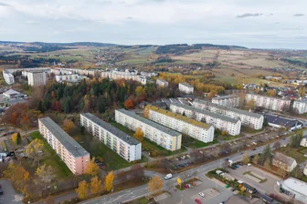 Tatort Busbahnhof und Plattenbaugebiet: Mann soll Frauen im Erzgebirge begrapscht und attackiert haben - Im Wohngebiet am Barbara-Uthmann-Ring soll der 37-Jährige eine Frau gewürgt und an die Brust gefasst haben.
