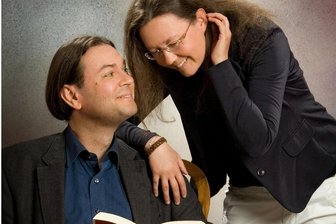 Tatort Erzgebirge: Wenn auf der Weihnachtspyramide eine Leiche liegt - Haben sich als Autorenpaar dem Erzgebirgskrimi verschrieben: René Seidenglanz und Danielle Zinn.