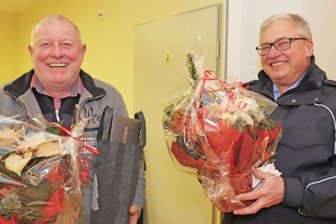 Tatort Großschirma: Blumen für scheidenden Kommissar - Abschied und Willkommen: Der ehemalige Bürgerpolizist, Polizeihauptkommissar a. D. Klaus-Dieter Erber (l.), übergibt das Amt an Polizeihauptmeister Olaf Humpisch. 