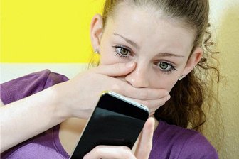 Tatort Handy: Wie Schulen und Justiz im Erzgebirge gegen Cyber-Mobbing ankämpfen - Oft ist Jugendlichen das Ausmaß von gefährlichen Inhalten, die per Smartphone verbreitet werden, nicht bewusst.