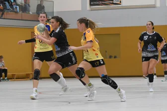 Tatort in Weißenborn: Rotation-Handballerinnen sorgen für einen Krimi – mit Happyend - Kaum zu stoppen: Sophie Zeller traf beim knappen Heimsieg gegen den VfB Bischofswerda – ebenso wie Kapitänin Julia Kiulies (r.) – neunmal für die Rotation-Damen.