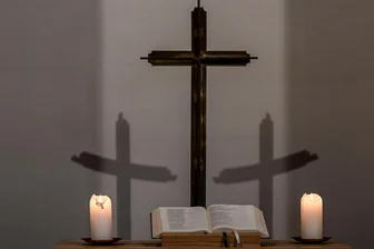 Tatort Kirche im Vogtland: Opfer erzählt von Gewalt und sexuellem Missbrauch - Missbrauch von Kindern in der Kirche: In der St.-Laurentius-Kirche erzählt ein Opfer.