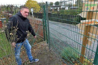 Tatort Kleingärten: Diebe schlagen in Mittelsachsen häufiger zu - Kleingärtner der Gartensparte Waldfrieden in Freiberg wurden jetzt Opfer von Kriminellen. Vereinschef Sven Halfter (Bild am beschädigten Zaun) ärgert sich über die „sinnlosen“ Taten und den Vandalismus.