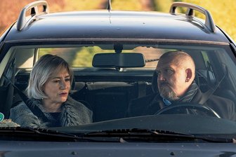 "Tatort"-Kolumne: Die DDR in Köln - Sieht harmloser aus, als es ist: Bettina Mai (Ulrike Krumbiegel) hat Kommissar Freddy Schenk (Dietmar Bär) in ihrer Gewalt. 