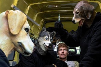 Tatort-Kolumne: Die List der klugen Frauen - Mit Hundemasken getarnte Entführer schnappen sich Lebemann Frederick Seibold (Helgi Schmid, Mitte). 