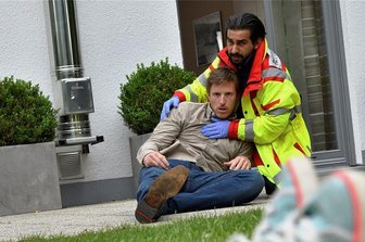 Tatort-Kolumne: Puppengrusel in Dresden - Keine Rettung: Tarik Wasir (Zejhun Demirov, r.) hält Jens Schlüter (Golo Euler) zurück, dessen Tochter bei einem Notfalleinsatz stirbt. 