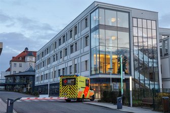 Tatort Krankenhaus in Glauchau: Folgenreicher Griff in fremde Geldbörse - Blick zum Rudolf-Virchow-Klinikum in Glauchau: Nach einem Krankenhausaufenthalt hat ein 36-Jähriger mit den Kontodaten seines Zimmergenossen eine Betrugsserie gestartet.