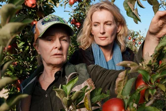 Tatort: „Letzte Ernte“: Lindholm bleibt notorisch misstrauisch - Ermittlerin Charlotte Lindholm (Maria Furtwängler, rechts) und Bäuerin Marlies Feldhusen (Lina Wendel) im Duell.
