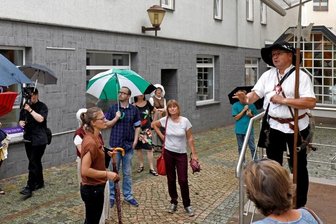 "Tatort Lichtenstein" - Nachtwächter plant neue Tour - Christian Brettschneider (rechts) als Lichtensteiner Nachtwächter bei einem Rundgang im Sommer 2020.