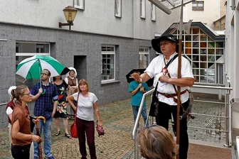 "Tatort Lichtenstein" - Tour zu Orten wo Böses geschah - Christian Brettschneider (rechts) als Lichtensteiner Nachtwächter bei einem Rundgang im Sommer 2020. 
