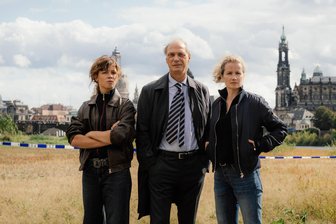 „Tatort“-Neuigkeiten: Dresdner Dreharbeiten und NDR-Doppelstart mit Denis Moschitto im Dezember - „Das, was du zurücklässt“ ist der Titel eines neuen „Tatorts“ aus Dresden. Milla Brandis (Lilja van der Zwaag, li.) unterstützt künftig das Ermittlerteam Peter Schnabel (Martin Brambach) und Leonie Winkler (Cornelia Gröschel).