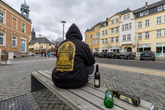 Tatort Rodewisch: Wie jugendliche Systemsprenger eine Stadt aufmischten - Ein Bild von Jugendlichen, die in Rodewischs Stadtzentrum verharrten und herumpöbelten. Das, was hier als gestelltes Symbolfoto gezeigt wird, war im Herbst 2024 real. Einige der Teenager lebten auf Zeit in der Schutzstelle.