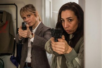 „Tatort“-Sommerpause beginnt im Frühling: Ab nächster Woche ist Schluss! - Mit dem „Tatort: Könige der Nacht“ aus Zürich mit den Kommissarinnen Tessa Ott (Carol Schuler, rechts) und Isabelle Grandjean (Anna Pieri Zuercher) verabschiedet sich die Krimireihe mitten im Frühling in die Sommerpause.