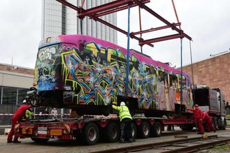 Tatra-Bahn aus Stadthallenpark wird abtransportiert -