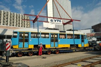 Tatra-Bahn schwebt in den Chemnitzer Stadthallenpark - 