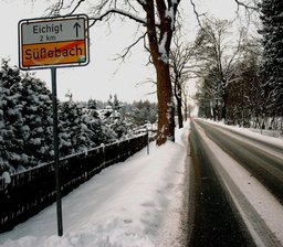 Tatsachen geschaffen: Ortsschild trotz Bürgerprotesten versetzt - Hier steht das Ortsschild seit am Mittwochvormittag: 300 Meter Richtung Dorfmitte, unmittelbar vor einer Grundstückseinfahrt. 
