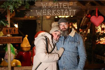 Tatsächlich Liebe: Beim Date auf dem Zwickauer Weihnachtsmarkt fanden sich ihre Herzen - Ulrike Landgraf und Sven Winkelmann vor der Wichtelwerkstatt auf dem Zwickauer Weihnachtsmarkt. Es ist ein ganz besonderer Ort für die beiden.