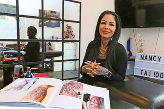 Tattoo-Convention in Zwickau: Das sind die aktuellen Tattoo-Trends - Nancy Perschke ist am Wochenende gemeinsam mit anderen Tattoo-Profis bei der Convention dabei.