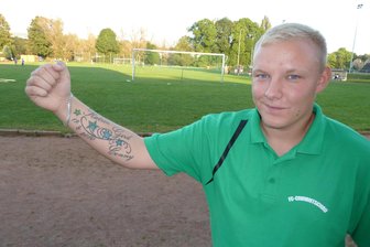 Tattoo erzählt von Dankbarkeit - Kevin Mark zeigt stolz das Tattoo, das seinen Dank für die Hilfe nach dem schweren Motorradunfall ausdrücken soll.