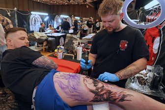 Tattoo-Fans pilgern zur Jubiläums-Convention nach Plauen - Joe aus Plauen ließ sich über die beiden Messetage sein aufwendiges Wunsch-Tattoo mit einem Helden aus der Fantasy-Serie „Solo Leveling" stechen.