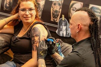 Tattoo-Messe geht unter die Haut: Idol Wednesday für immer als Begleiterin -