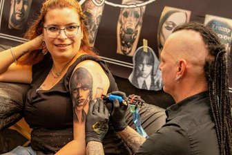 Tattoo-Messe geht unter die Haut: Idol Wednesday für immer als Begleiterin - 