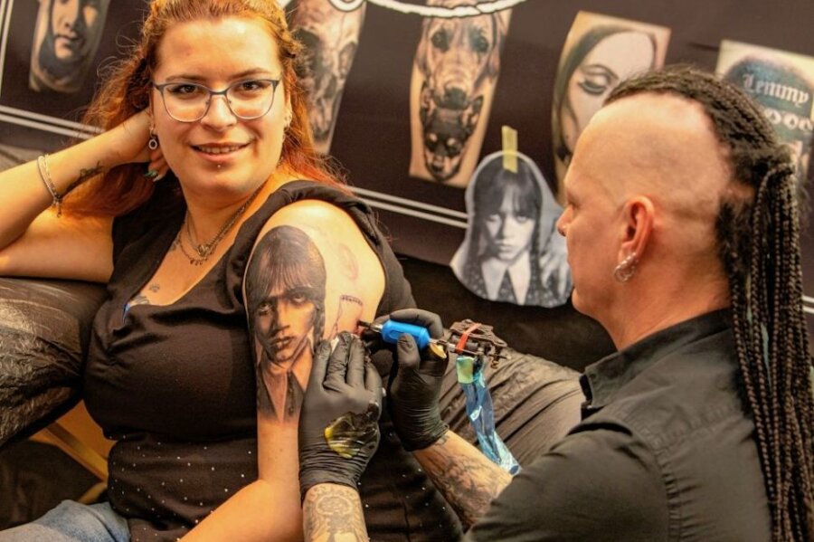 Tattoo-Messe geht unter die Haut: Idol Wednesday für immer als Begleiterin - 