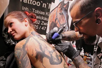 Tattoo-Messe steigt am Wochenende in der Plauener Festhalle - Tiere, Comics, florale Muster - hinter den Motiven auf der Haut stehen oft ganz persönliche Geschichten.