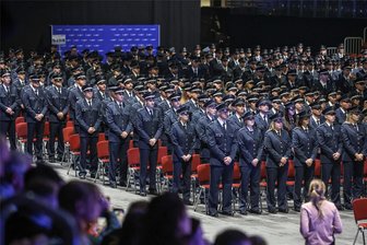 Tattoos, Körperschmuck und Sportlichkeit: Was Schüler bei der Suche nach ihrem Traumberuf wissen sollten - Polizeischüler aus ganz Sachsen waren im November bei der Vereidigung in der Messe Chemnitz dabei.