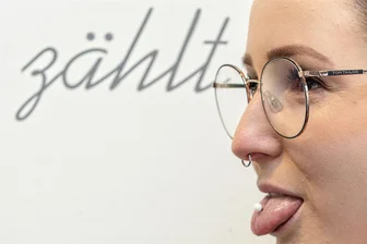 Tattoos und Piercings am Arbeitsplatz: Wie aufgeschlossen ist das Vogtland? - Sichtbare Piercings am Arbeitsplatz? Jobcenter-Mitarbeiterin Marie Burkhardt trägt ihren Körperschmuck mit Stolz.