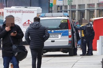 Tatverdächtige im Teenageralter: Wie die Chemnitzer Polizei gegen kriminelle Kinder und Jugendliche ermittelt - Die im November gestarteten täglichen Kontrollen der sogenannten „operativen Einsatzgruppe“ sollen die Kriminalität in der Chemnitzer Innenstadt reduzieren. Bild: Jan Haertel