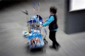 Tatzeit Frühstückspause: Wenn die Reinigungskraft in die Geldbörse greift - Eine Reinigungskraft soll im Erzgebirgskreis in einem Behördengebäude in Geldbörsen gegriffen haben.