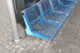 Taubenkot ade: Nach Kritik an Ekel-Zustand auf dem Oberen Bahnhof in Plauen reagiert die Deutsche Bahn - Von Taubenkot verschmutzte Sitze auf dem Oberen Bahnhof in Plauen. Wochenlang war keine Reinigung erfolgt.