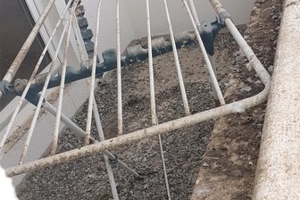 Taubenplage an der Zwickauer Salutstraße: Wer will denn da wohnen? - Der verlassene Wäschetrockner auf dem Nachbarbalkon lädt die Tauben förmlich zum Sitzen ein.