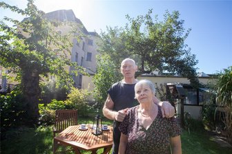 Taubenplage: Plauener fühlen sich wie in einem Horrorfilm - Maritta und Hansjürgen Strupp können nicht mehr unbeschwert in ihrem Garten sitzen, der sich an das „Tauben-Grundstück“ anschließt.