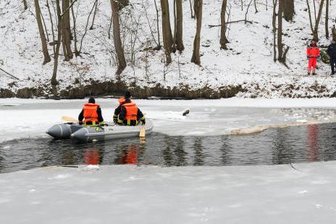 Taucher sollen am Mittwoch nach vermisster Penigerin suchen - Feuerwehrleute suchten in der vergangenen Woche die Mulde nach der Vermissten ab.