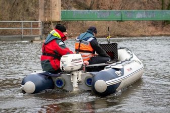 Taucher suchen in Mulde nach Vermisstem - Vor dem Tauchgang wird das Gebiet mit einem Echolot abgesucht. Damit kann ein Relief des Bodens erstellt werden, was die Suche eingrenzen soll.