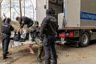 Taucher suchen Sprengsatzreste - Einsatz der Tauchergruppe der Bereitschaftspolizei Sachsen an der Talsperre Falkenstein.