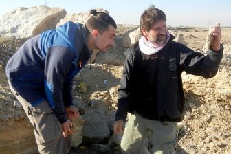 Tauchteam der Bergakademie aus Irak zurückgekehrt - Julius Pätzold (links) und Thomas Pohl, Leiter des Scientific Diving Center, bei geologischen Untersuchungen im Feld in der Umgebung des Sawa Lake.