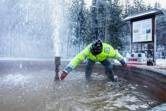 Taugt der Geysir von Geilsdorf, um ganz Plauen zu beheizen? - Erschwerte Bedingungen bei klirrenden Minustemperaturen: Horst Kämpf füllt eine Gasmaus mit dem Gas aus der warmen Quelle in Neumühle bei Geilsdorf. Das vorher eingesogene Wasser wird dabei verdrängt.