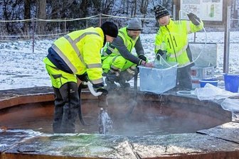 Taugt der Wärmespeicher unter dem Geysir von Geilsdorf als Heizer für ganz Plauen? - Thermalquelle Neumühle bei Geilsdorf: Horst Kämpf nimmt die Proben mit Matthias Dietz (Mitte), Mitarbeiter beim Zwav, und Gregor Eigel, der Siedlungswasserwirtschaft studiert.