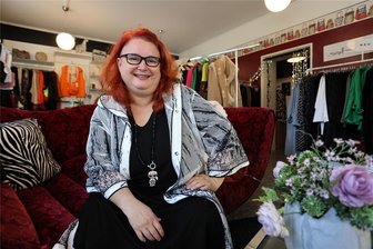 Taugt Zwickau zur Modestadt? Ein Fashion-Night-Selbsttest mit Herausforderungen - Mantel, Kleid, Leggings und Karl Lagerfeld: Fertig ist ein Outfit, das ebenso bequem wie ausgehtauglich ist. 330 Euro würde es bei Esch kosten.